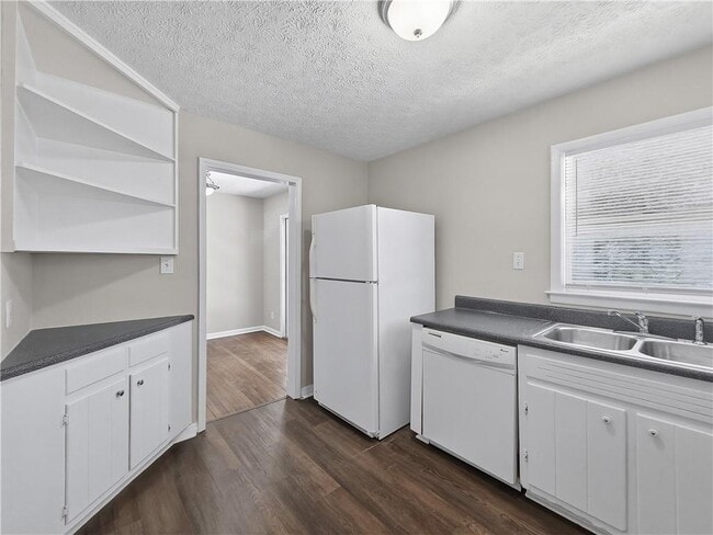 Building Photo - 228 Stoneybrook Dr