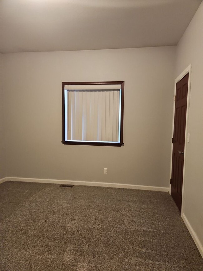 Building Photo - 3 Bed 2 Bath one story home