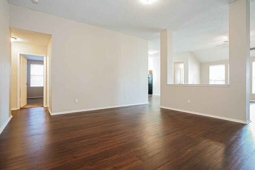 Building Photo - 1415 Heather Ridge Dr