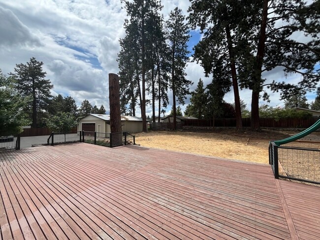 Building Photo - Amazing 4 Bed/3 Bath Home on One Acre with Large Shop – In Home Child Care Opportunity