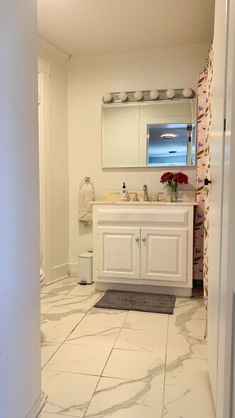 Bathroom - 27 Summer St