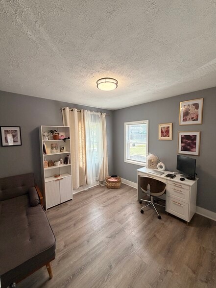 1 out of 4 rooms - 716 NW Holcomb Dr