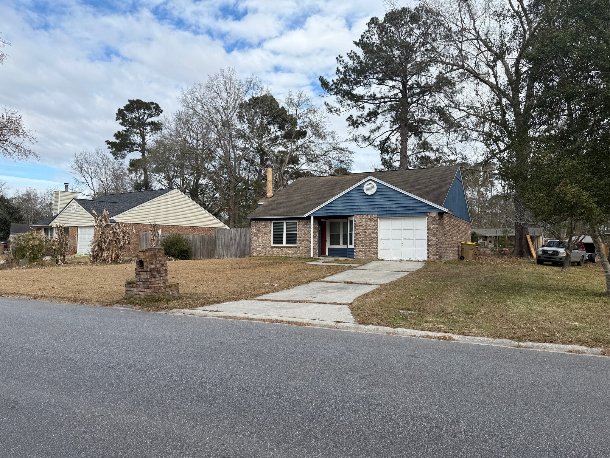 front 3 - 255 Falcon Dr