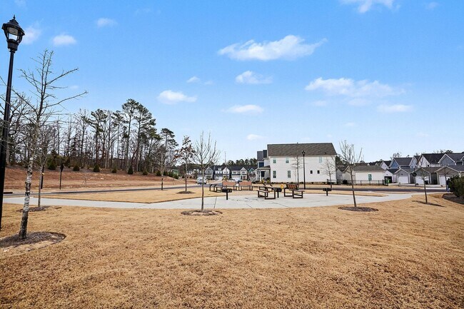 Building Photo - 3BR Like-New End-Unit Townhome – Wendell Falls