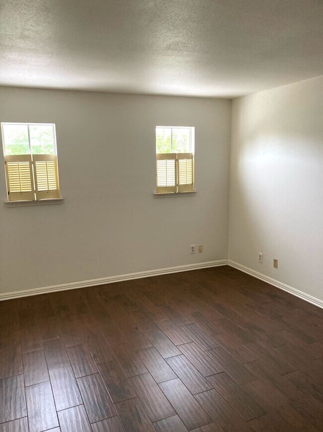 Building Photo - Maintenance free living in this updated condo