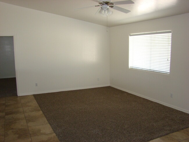 Building Photo - Move in ready! Call for a showing.