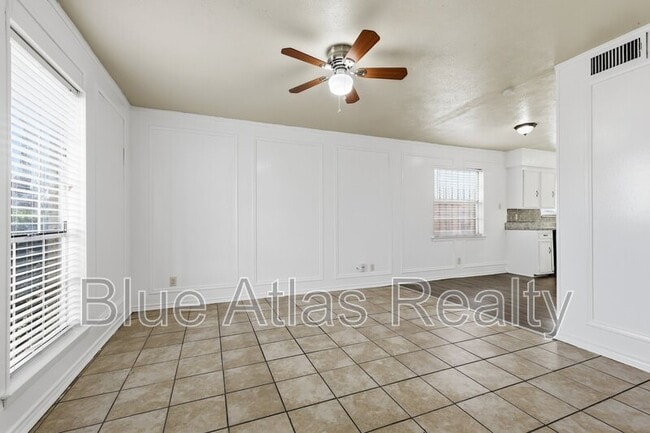 Building Photo - 704 Skyline Dr