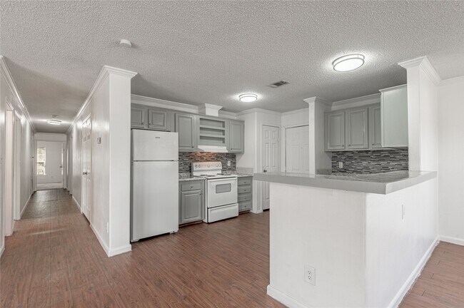 Building Photo - 144 Varsity Dr