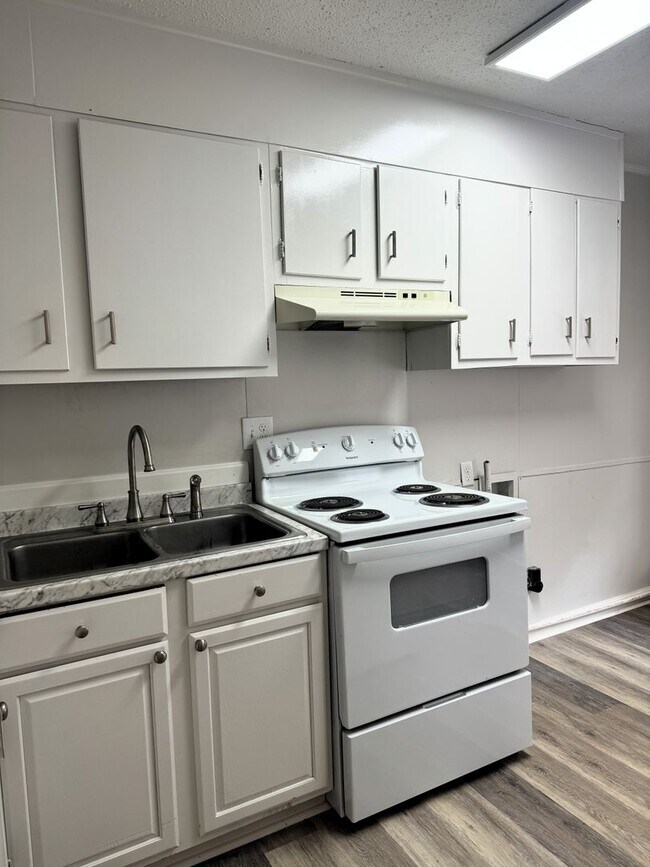 Building Photo - Move-In Special!! 1/2 Off First Month's Rent!!