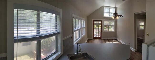 Building Photo - 2102 Townes Ln