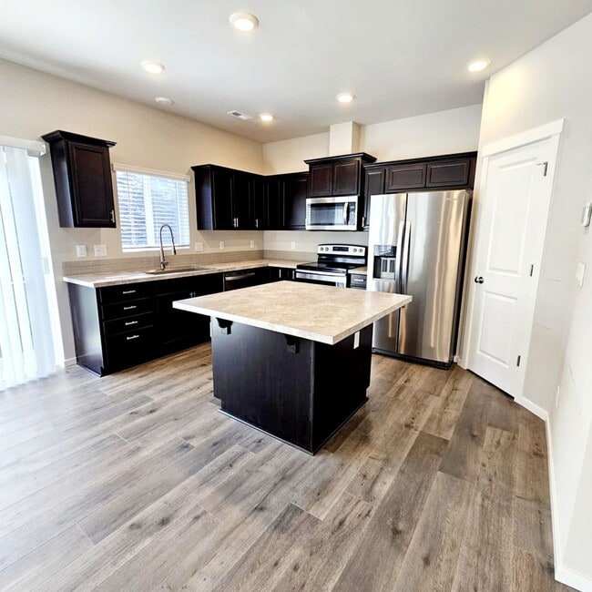 Building Photo - Immaculate and spacious 3 bed townhouse in convenient CK location