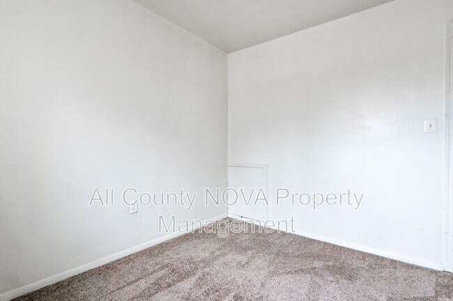 Building Photo - 906 Anvil Rd