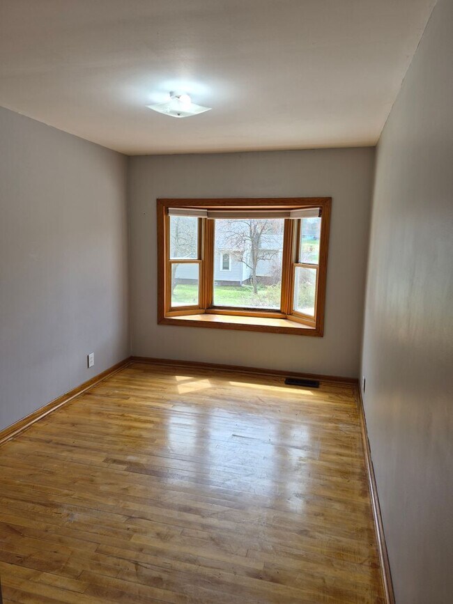 Building Photo - 4636 Wakefield Ave NE