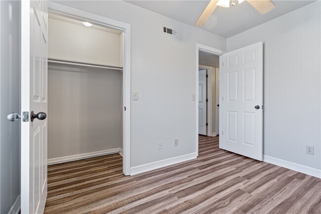 Building Photo - 884 W Holly St