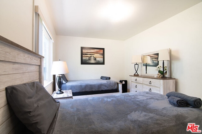 Building Photo - 517 N Poinsettia Pl