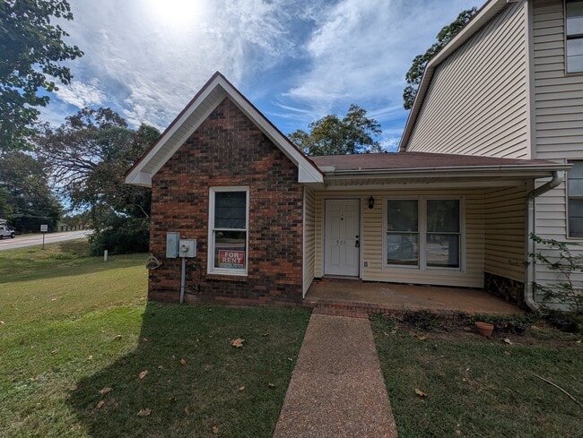 Primary Photo - 542 S Woodburn Dr
