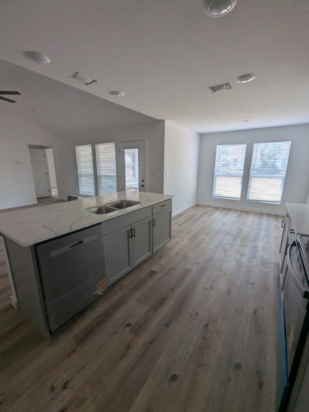 Building Photo - 913 Olive St