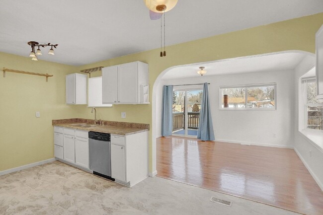 Building Photo - 512 Squire St