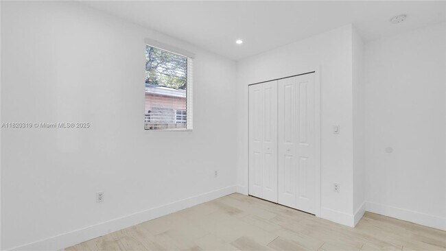 Building Photo - 3823 Thomas Ave