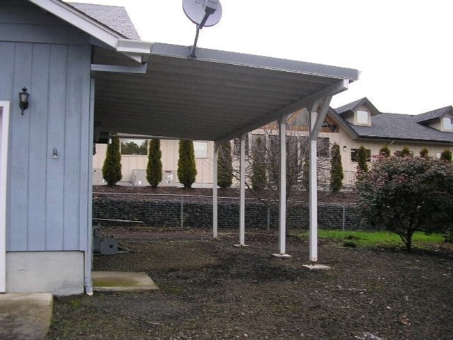 Building Photo - Large 2 Bedroom Hucrest Home! 1 Year Lease Required