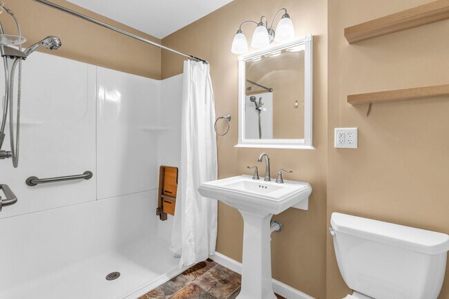 Building Photo - Beautiful Red Bank Home!