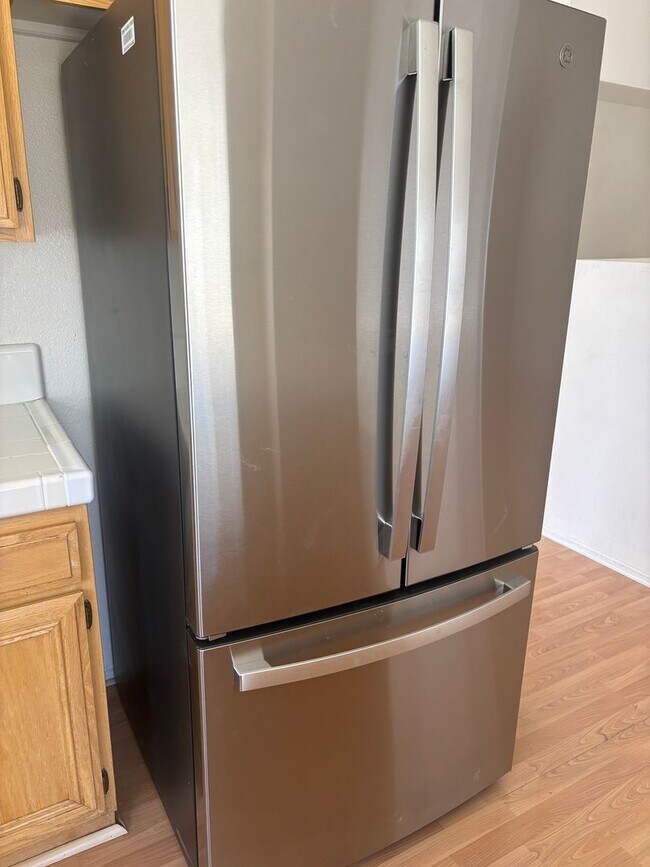 Building Photo - 4-BedroomSpacious Home