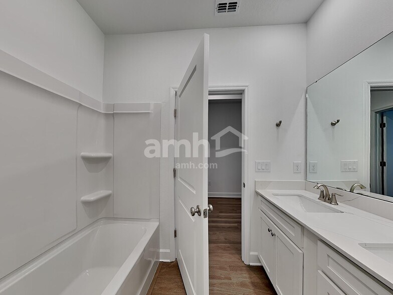 Building Photo - 16422 Cheyanne Ct