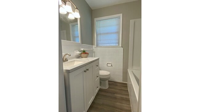 Building Photo - 403 Parkwood Dr