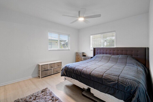 Building Photo - 2856 NE 5th Ave