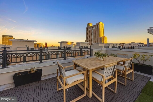 Building Photo - 900 Valencia Ct