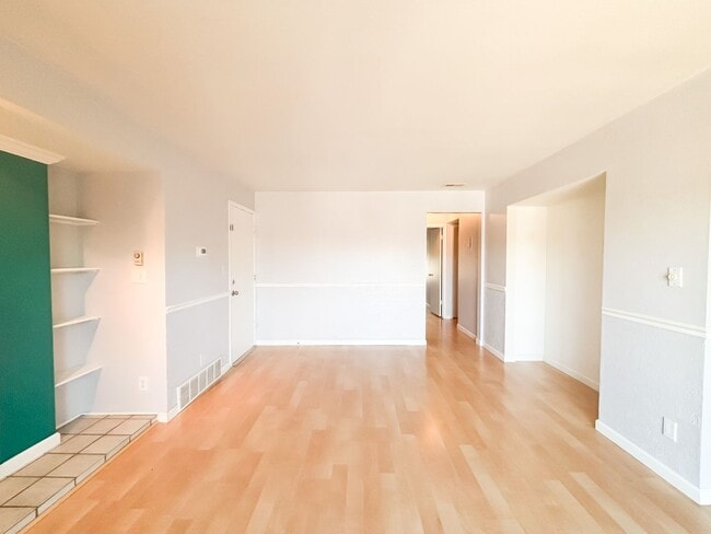 Building Photo - 2 BR/1BA | Newly Renovated Unit | | Fenced Backyard | Covered Carpot Parking