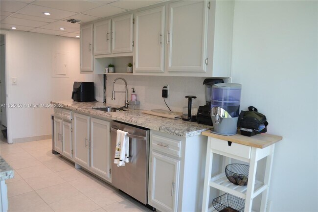 Building Photo - 1111 Crandon Blvd