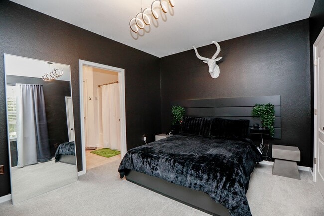 Building Photo - Riverside  Condo-RARE-Ready Jan 26