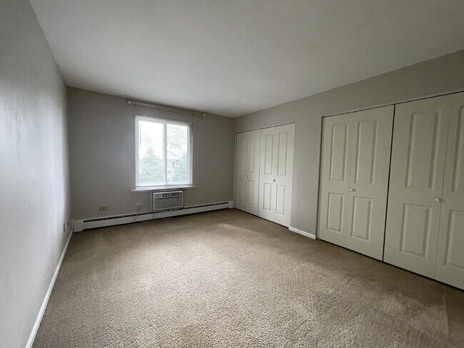 Building Photo - Private, End Unit - 2 Bed, 1 Bath Condo in...