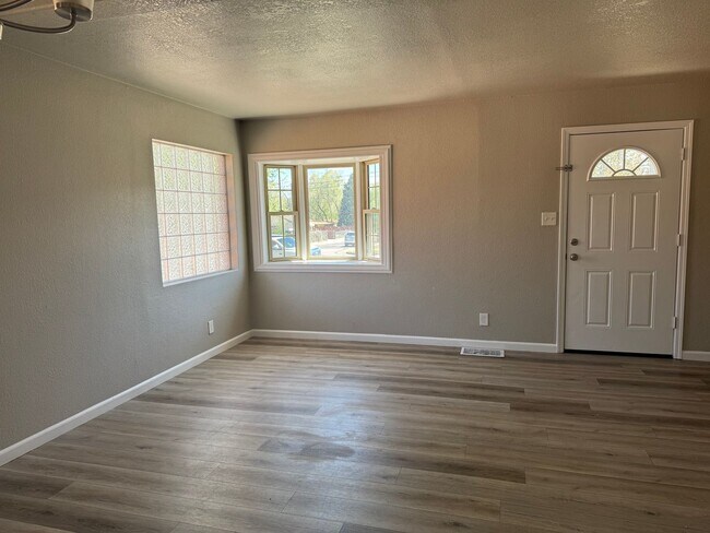 Building Photo - Near the heart of downtown 3 bedroom, 2 ba...