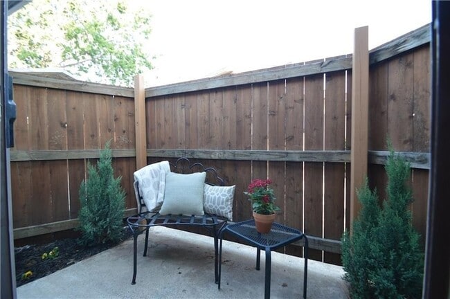 Building Photo - 518 Hunters Glen St