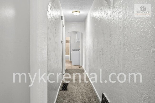 Building Photo - 1129 Hasbrook Ave