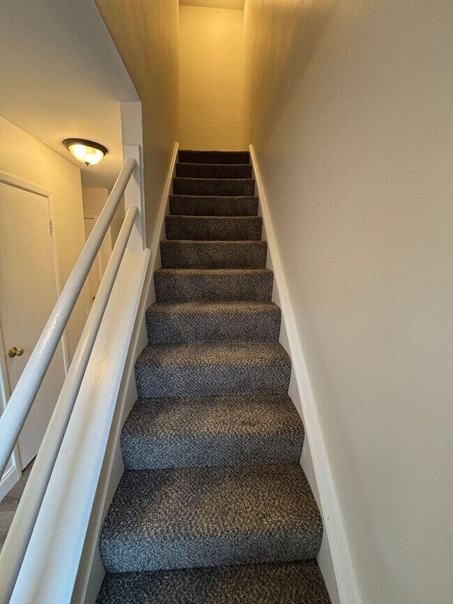 Building Photo - Pristine & Move-In Ready Townhome in Olde Forge!