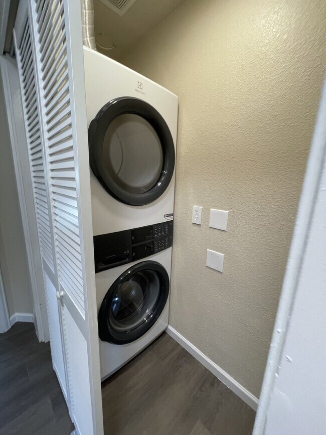 Building Photo - "Charming 3-Bed Duplex with Granite Touch & Finished Basement in Lakewood!"