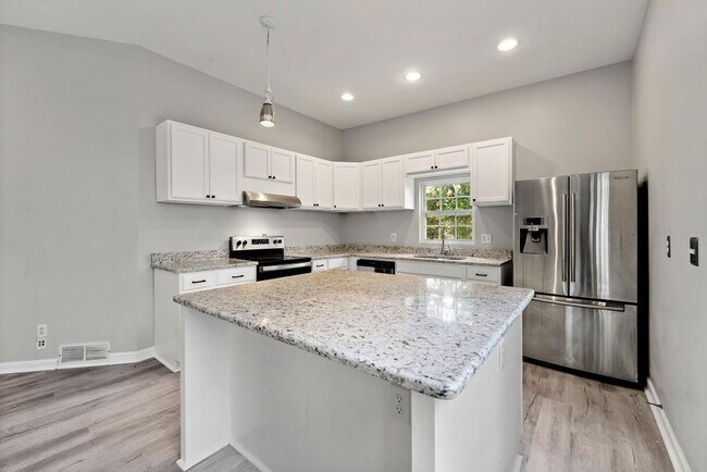 Building Photo - 880 Melody Ln