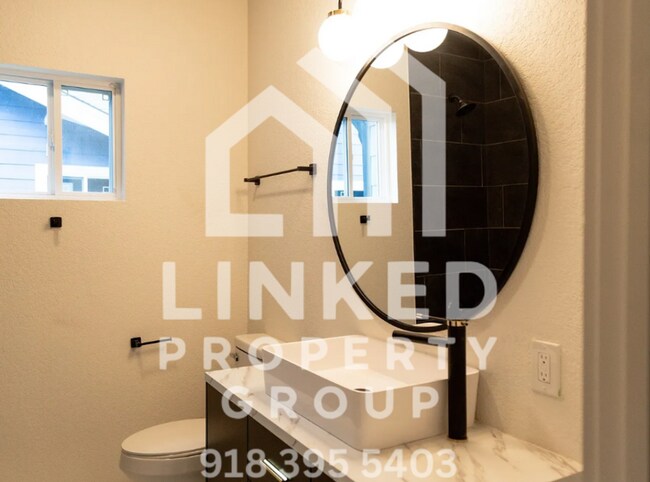 Building Photo - Beautifully Updated 3-Bedroom Home Near Downtown Tulsa