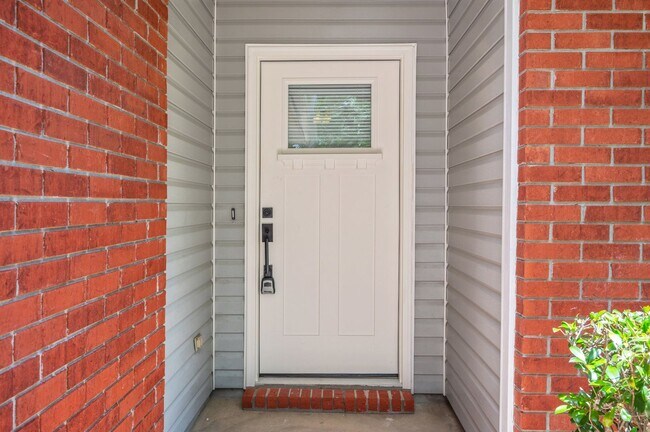 Building Photo - Completely Renovated Home in Niceville!