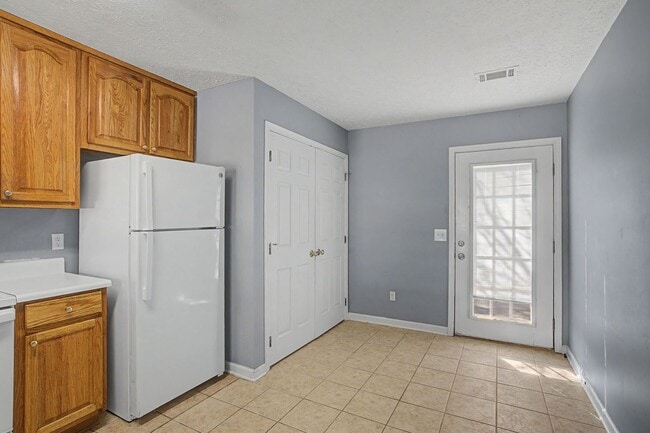 Building Photo - Now Available! 3 Bed 3 Bath Duplex