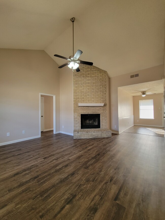 Building Photo - 520 Signal Hill Ct S
