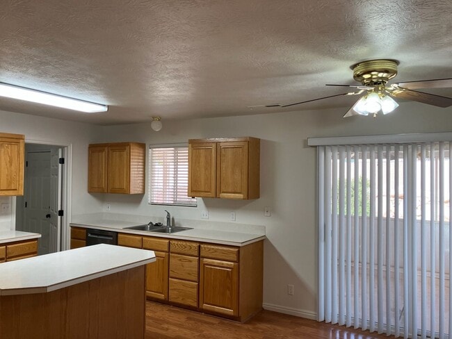 Building Photo - 627 E Springhill Dr