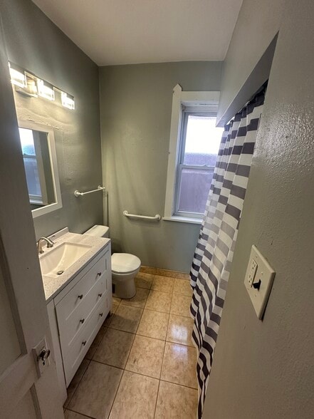 Full size bathroom - 3737 French Ave