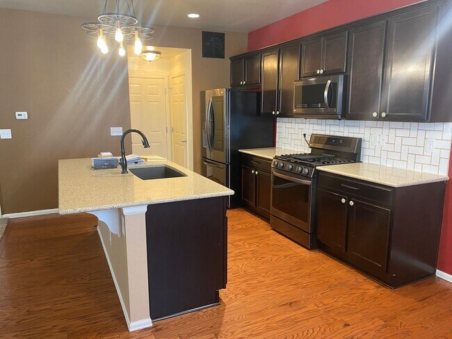 Building Photo - Charming, 3 story, 4 bed/3 bath on Corner Lot!