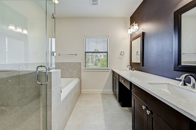 Building Photo - 744 W 24th St