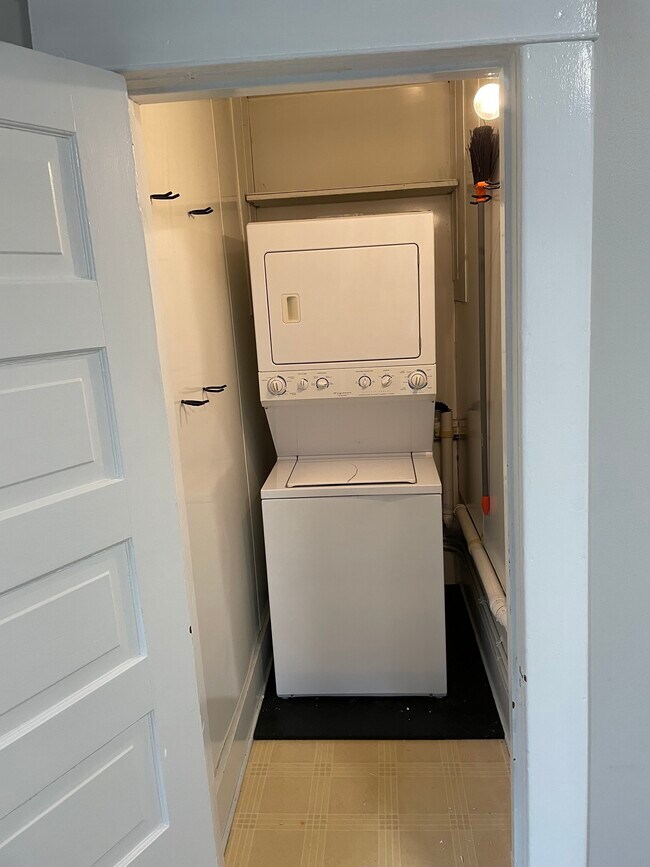 Building Photo - 235 Lyon St NE