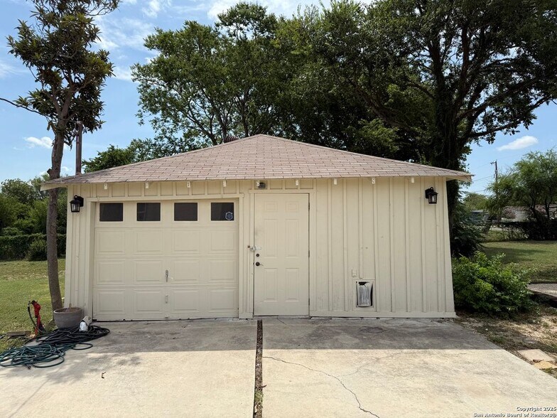 Building Photo - 1214 Sutton Dr